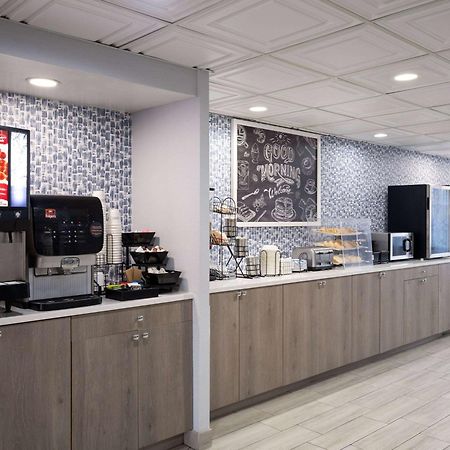 Americinn By Wyndham Woodstock Il Екстериор снимка