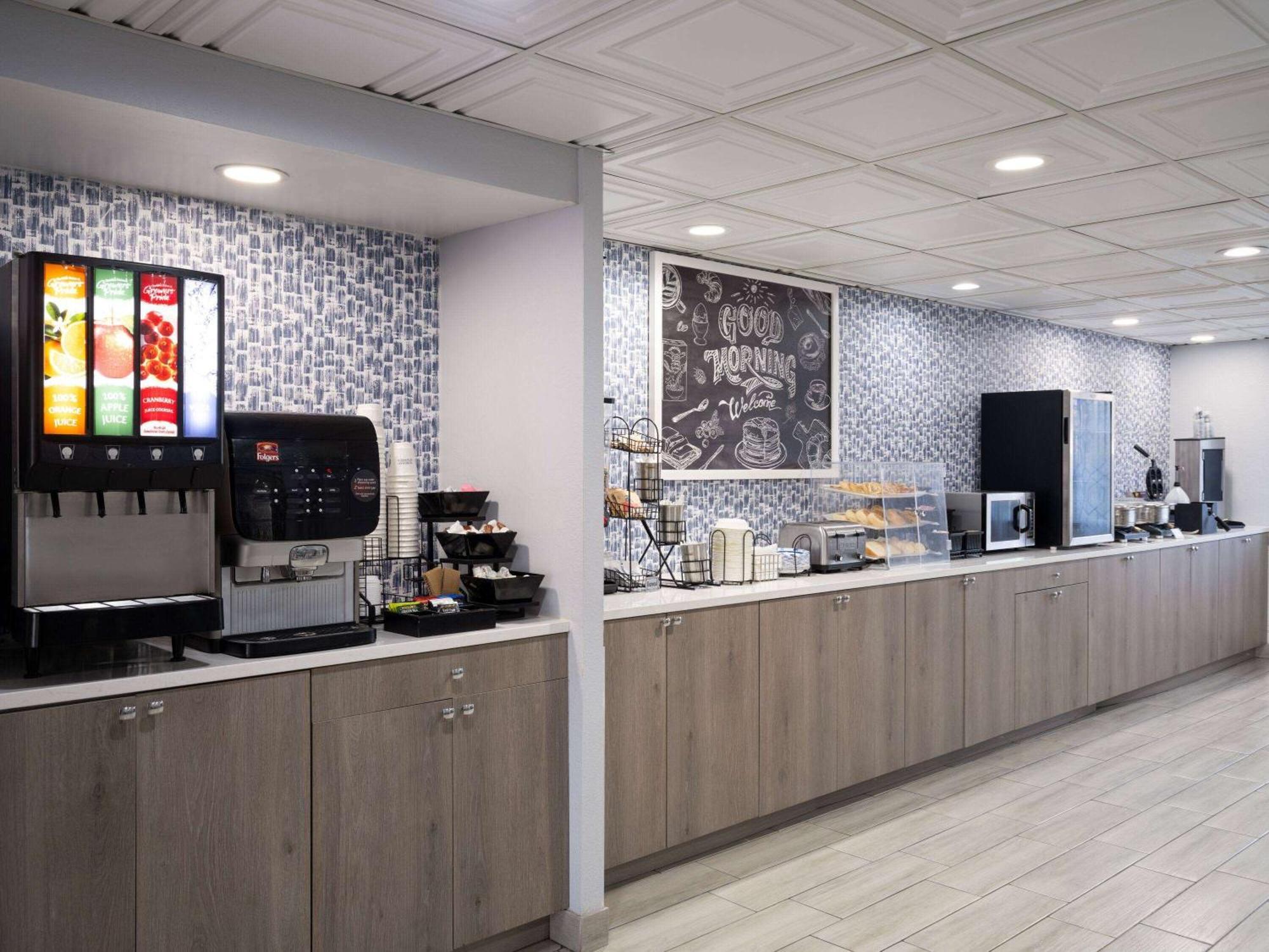 Americinn By Wyndham Woodstock Il Екстериор снимка