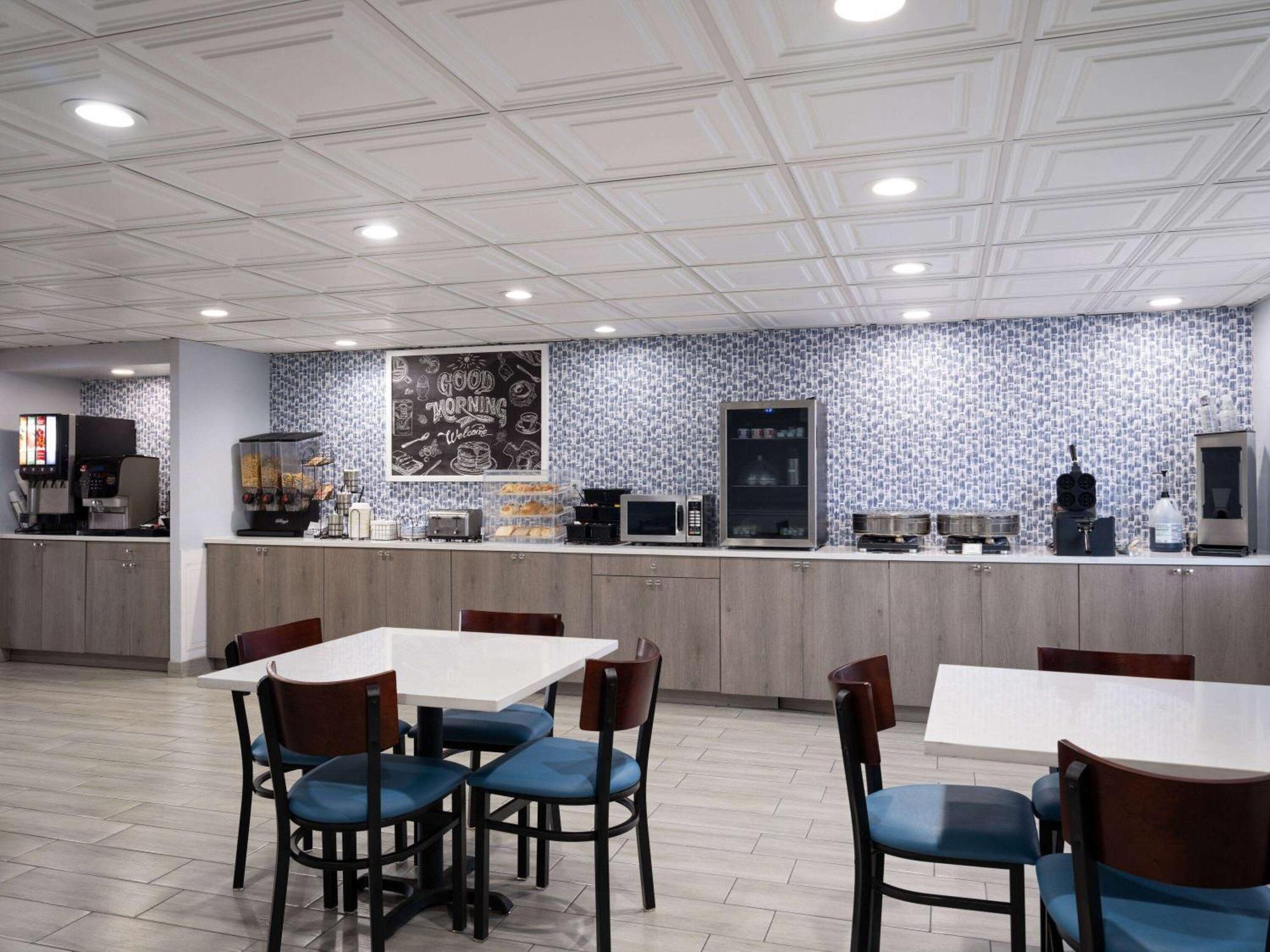 Americinn By Wyndham Woodstock Il Екстериор снимка