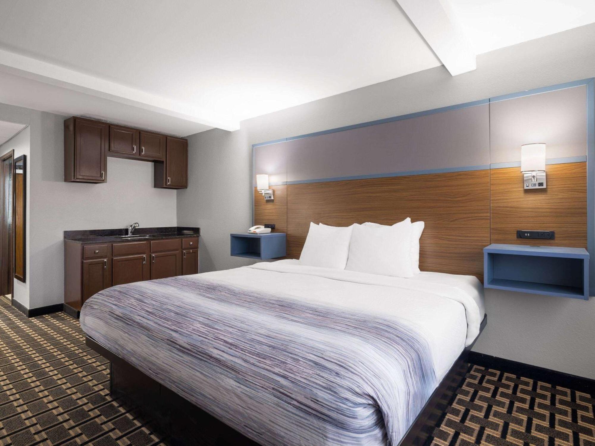 Americinn By Wyndham Woodstock Il Екстериор снимка