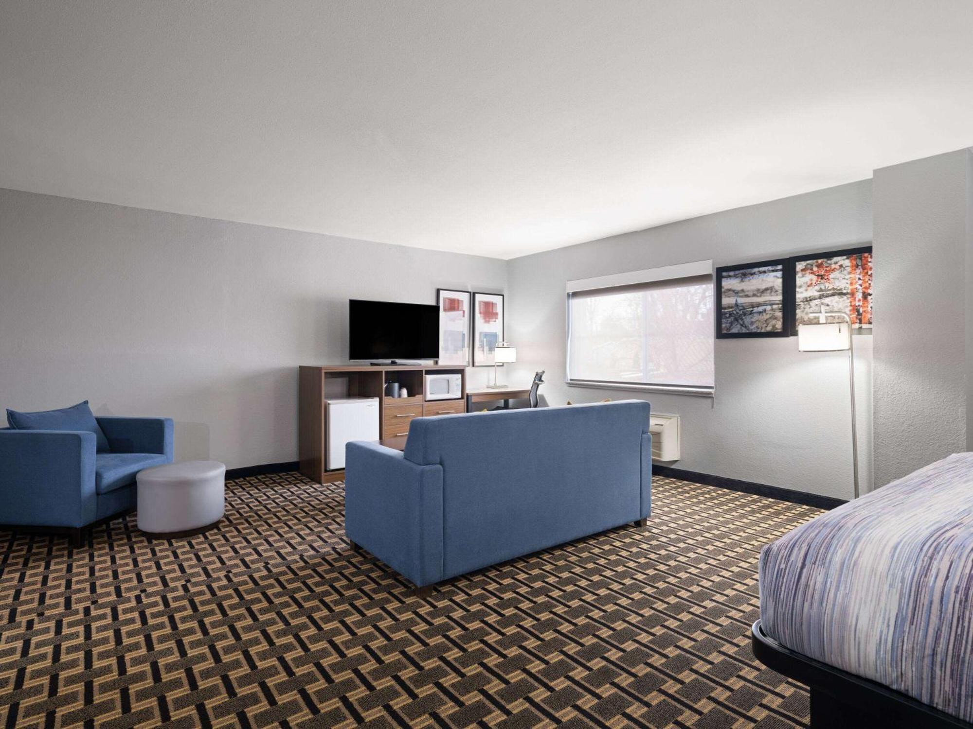 Americinn By Wyndham Woodstock Il Екстериор снимка