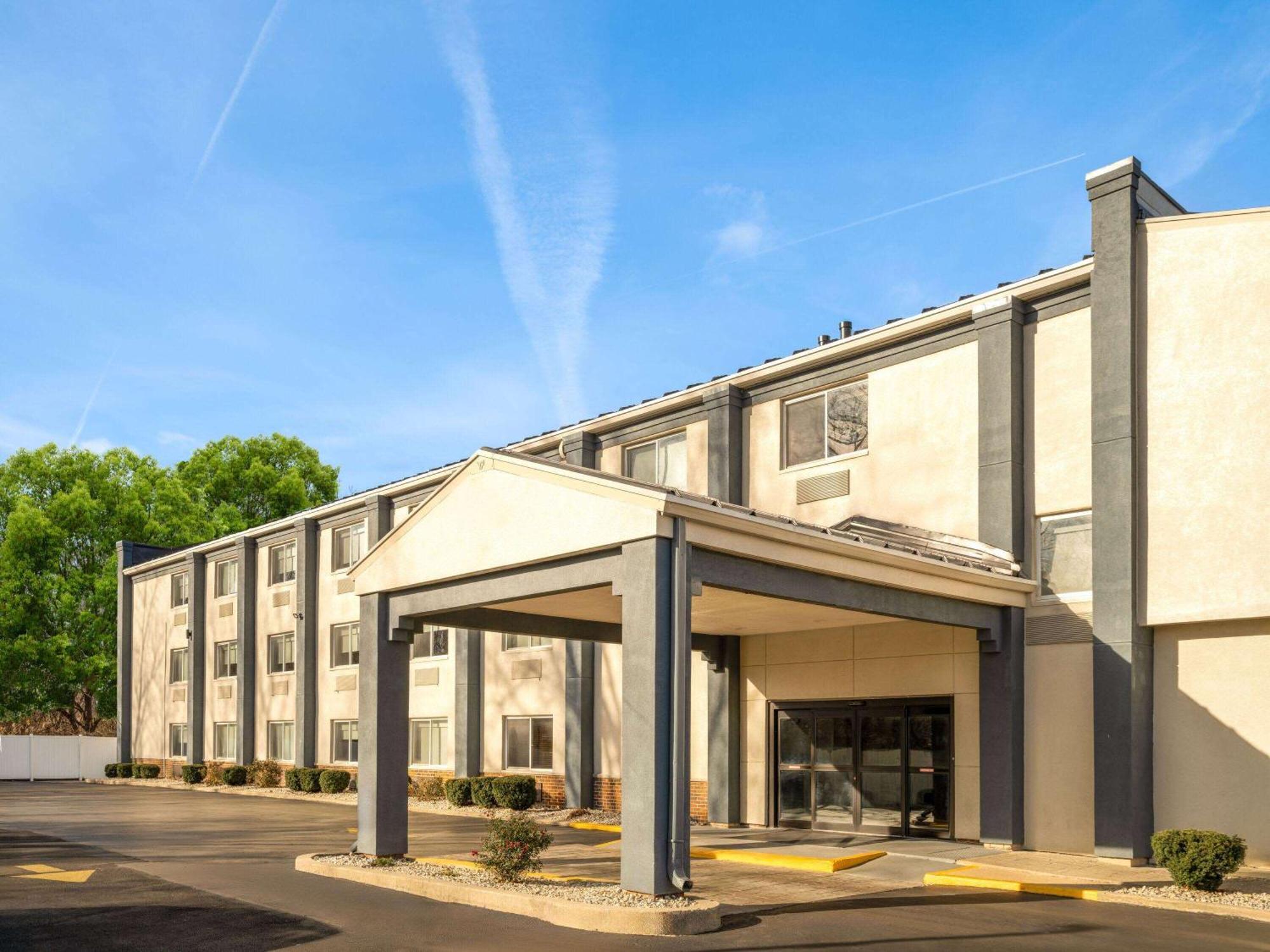 Americinn By Wyndham Woodstock Il Екстериор снимка