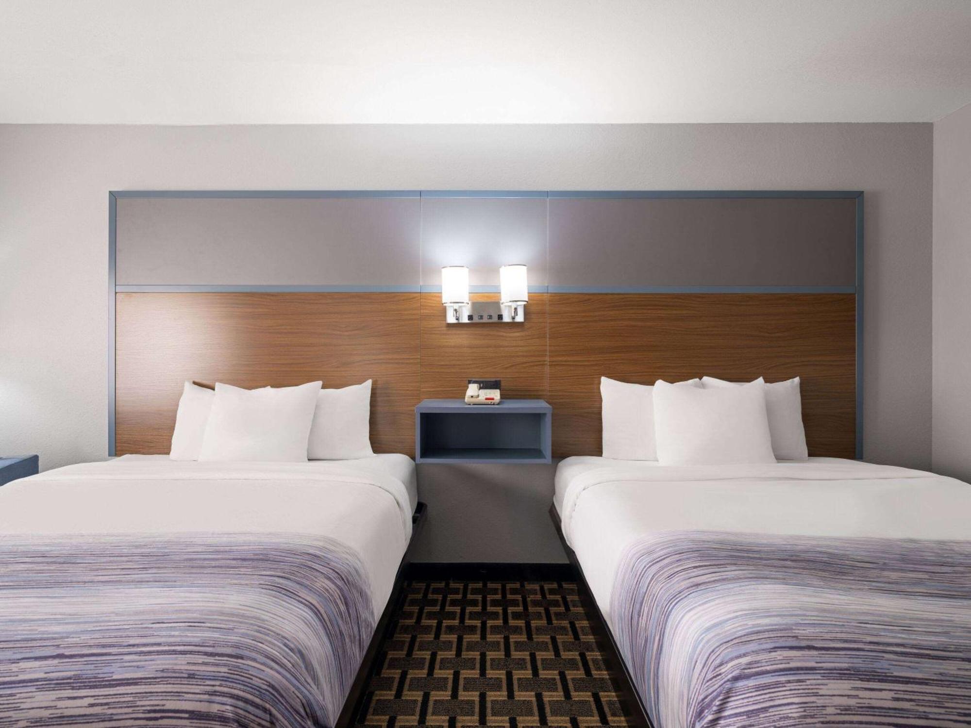 Americinn By Wyndham Woodstock Il Екстериор снимка