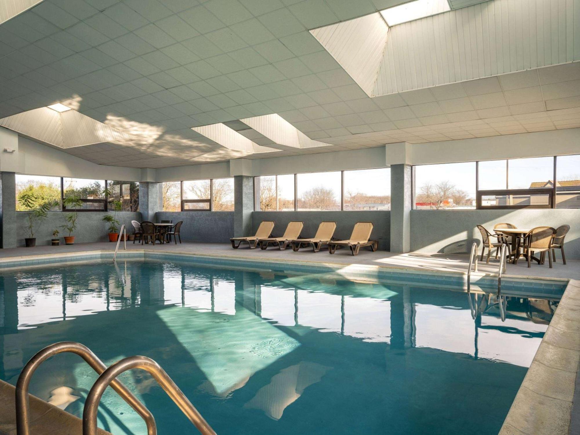 Americinn By Wyndham Woodstock Il Екстериор снимка